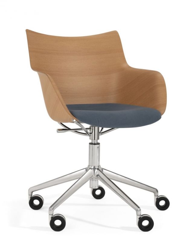 Q/Wood Soft Drehstuhl von Kartell: Bürostuhl mit Holzschale und blauem Sitzpolster auf Rollen.
